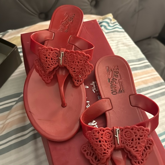 Classic red Ferragamo sandals. - Picture 1 of 4